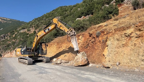 Foto - Her biri 50 ton! Deprem anında bu kayalar yollara düştü