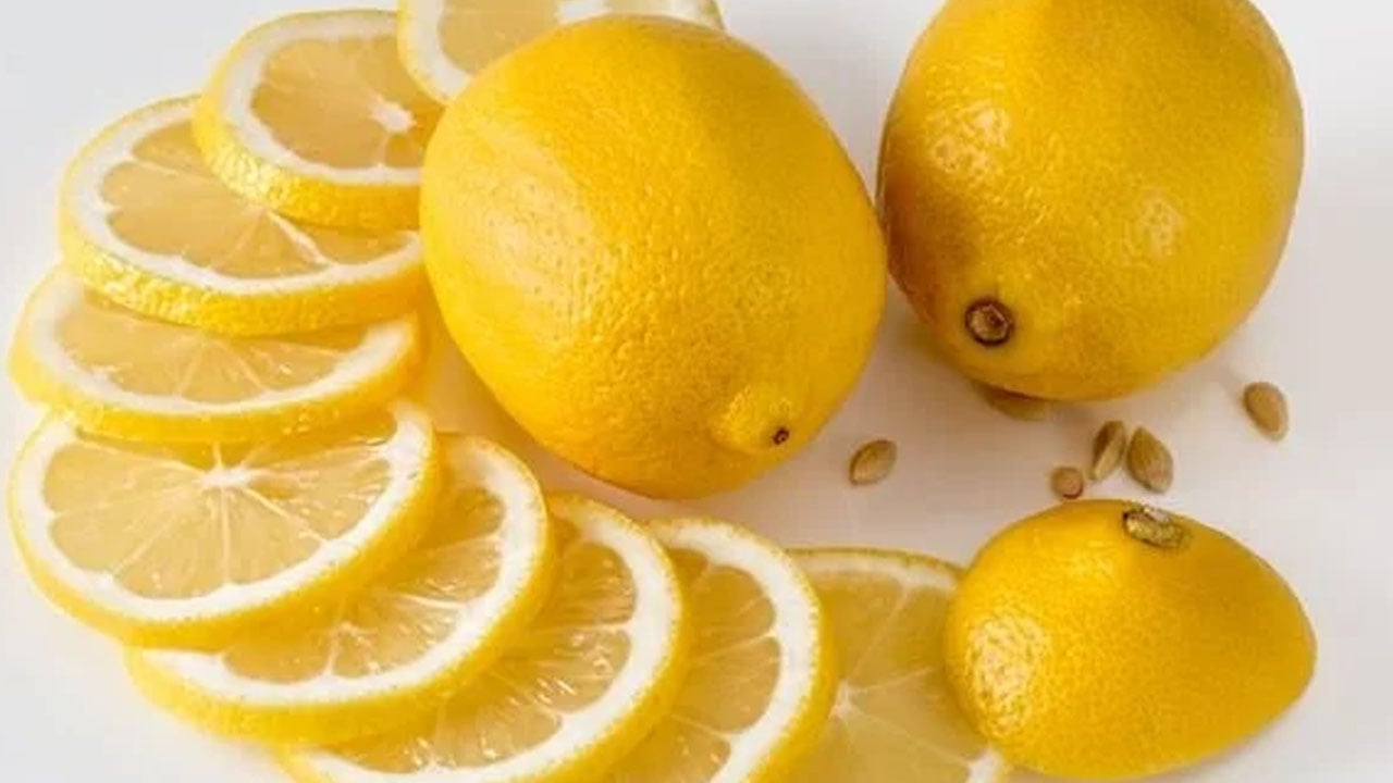  Her evde var! Limon kabuğu ve çekirdeği C vitamini içeriğiyle, şifa olan etkisiyle şaşırtıyor! Limonlu su ile ödemi durdur