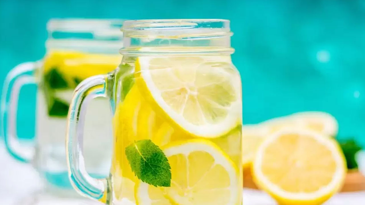 Her gece bir bardak için! Limonlu suyun faydalarını duyan şaşırıyor