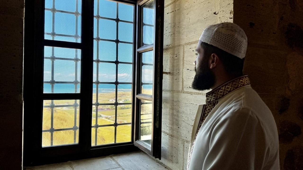 Foto - Her gün binlerce adım atıyor! Tarihi kaledeki camiden ezan sesini duyuruyor 