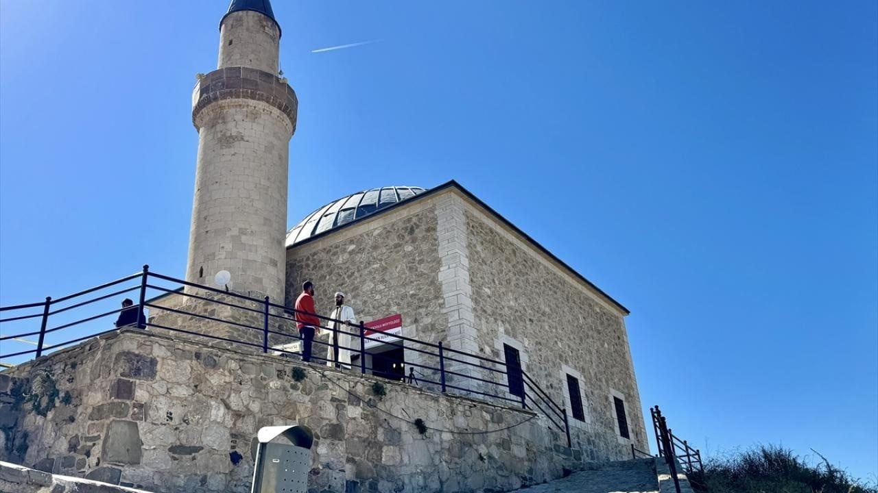 Foto - Her gün binlerce adım atıyor! Tarihi kaledeki camiden ezan sesini duyuruyor 
