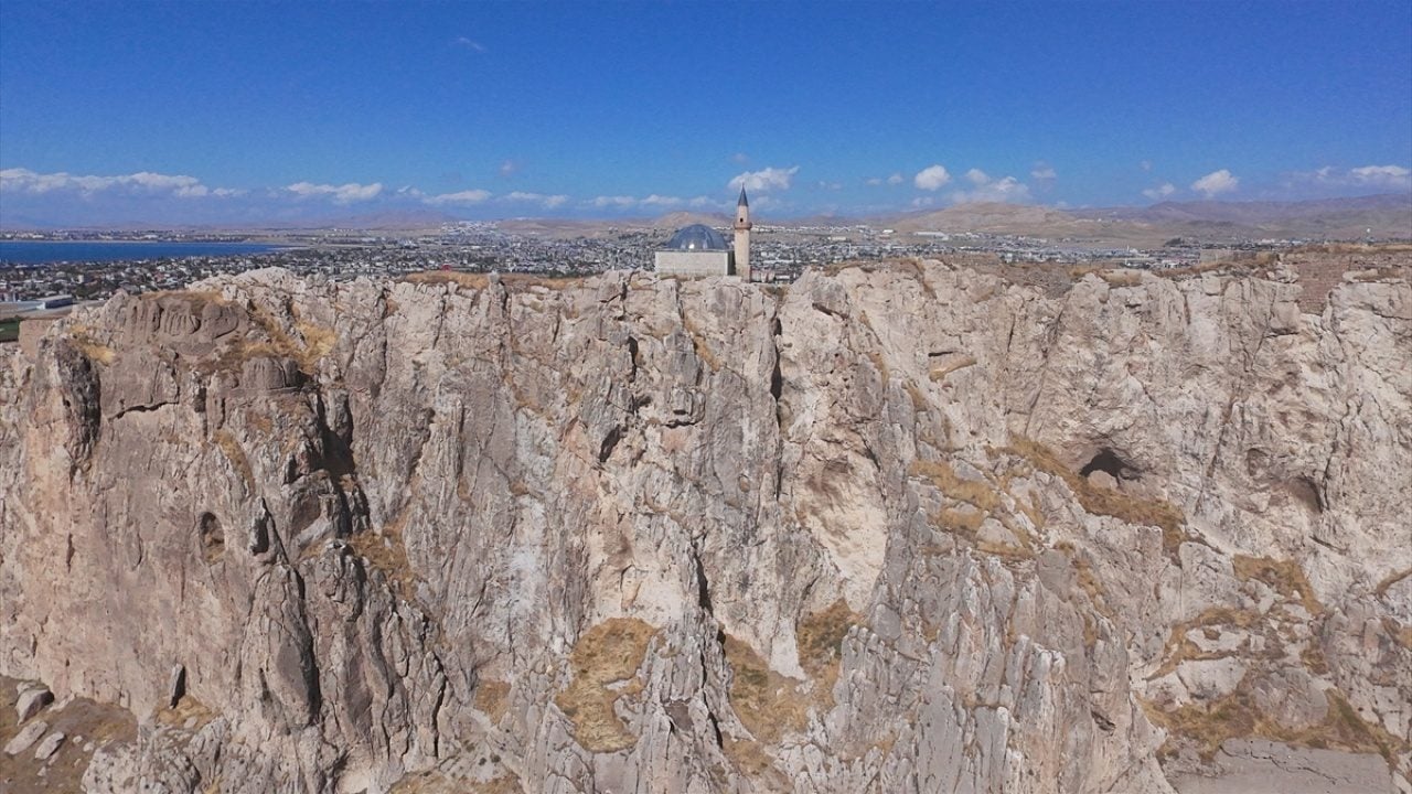 Foto - Her gün binlerce adım atıyor! Tarihi kaledeki camiden ezan sesini duyuruyor 