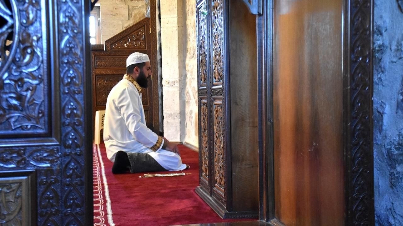 Foto - Her gün binlerce adım atıyor! Tarihi kaledeki camiden ezan sesini duyuruyor 