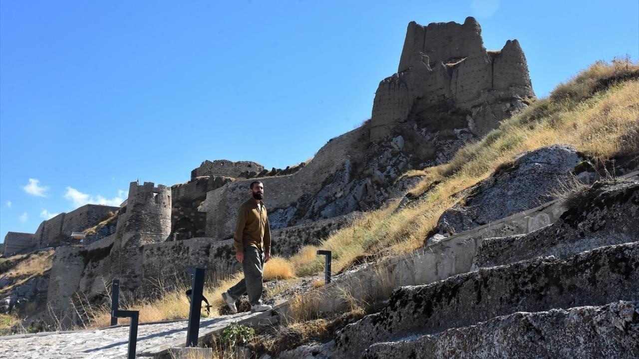 Foto - Her gün binlerce adım atıyor! Tarihi kaledeki camiden ezan sesini duyuruyor 