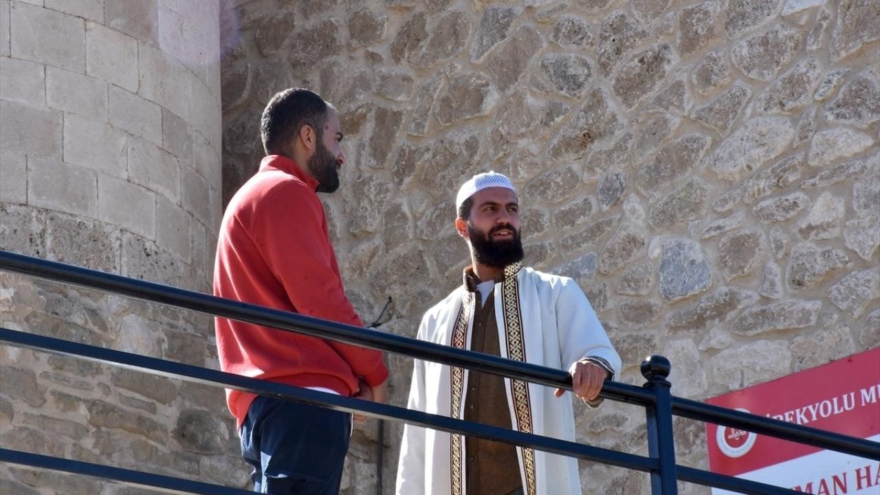 Foto - Her gün binlerce adım atıyor! Tarihi kaledeki camiden ezan sesini duyuruyor 
