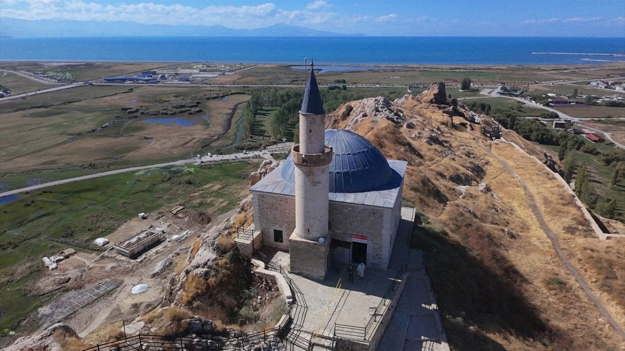 Foto - Her gün binlerce adım atıyor! Tarihi kaledeki camiden ezan sesini duyuruyor 