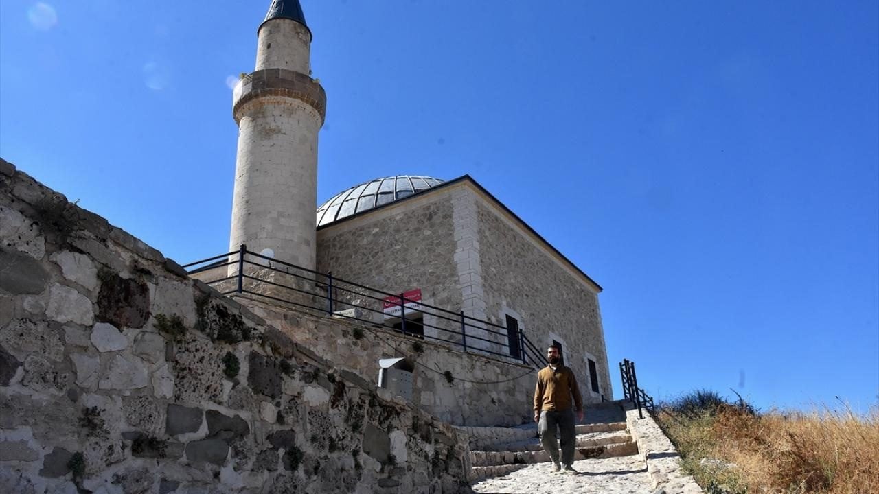 Foto - Her gün binlerce adım atıyor! Tarihi kaledeki camiden ezan sesini duyuruyor 