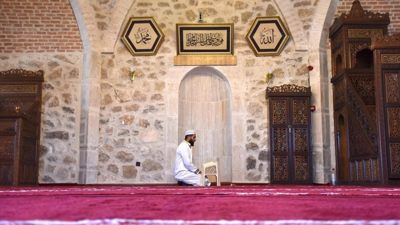 Foto - Her gün binlerce adım atıyor! Tarihi kaledeki camiden ezan sesini duyuruyor 
