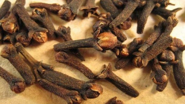 Foto - Her gün bir bardak suya karanfil atıp içersek ne olur?