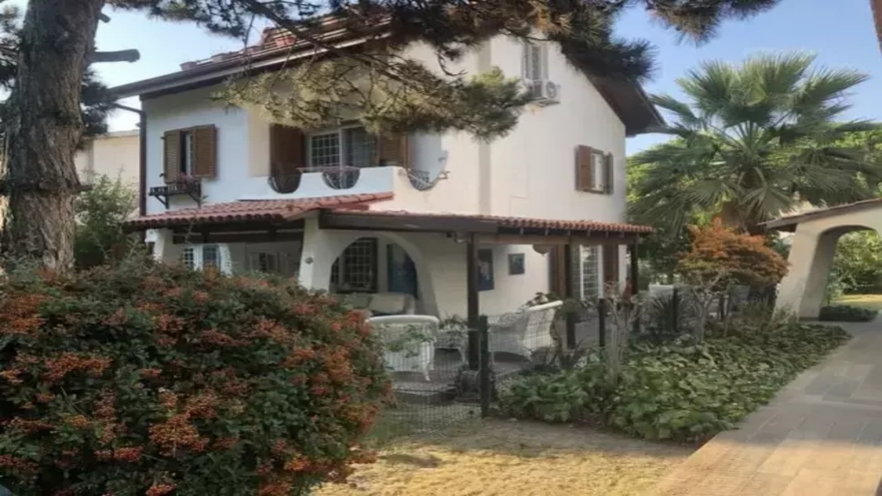 Her gün ekranlara çıkıp halka uyarılarda bulunan ünlü deprem profesörünün villası kaçak çıktı! Tüh senin suratına