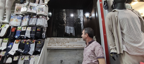 Foto - Her gün yanından binlerce insan geçiyor ama kimse fark etmiyor!