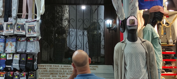 Foto - Her gün yanından binlerce insan geçiyor ama kimse fark etmiyor!