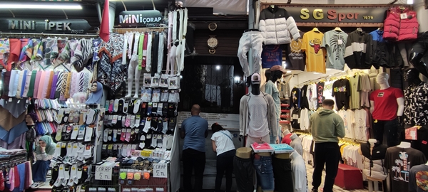 Her gün yanından binlerce insan geçiyor ama kimse fark etmiyor!