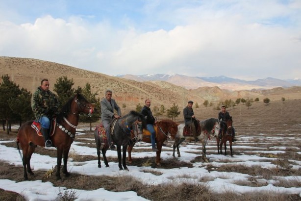 Foto - Her kar yağdığında bunu yapıyorlar! Kaşık kaşık yediler