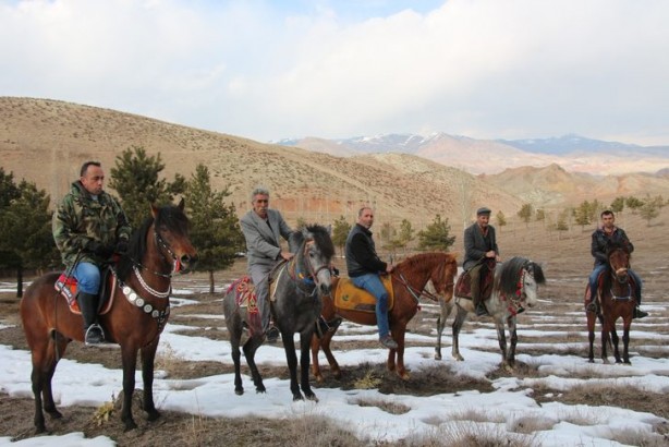 Foto - Her kar yağdığında bunu yapıyorlar! Kaşık kaşık yediler