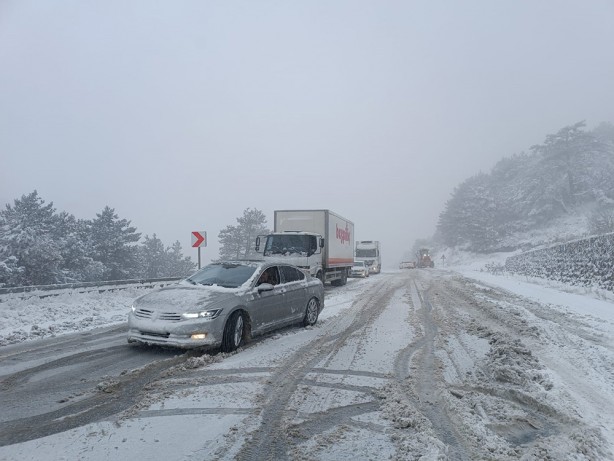 Foto - Her kış olduğu gibi Bolu'da onlarca araç yolda kaldı! İşte o görüntüler