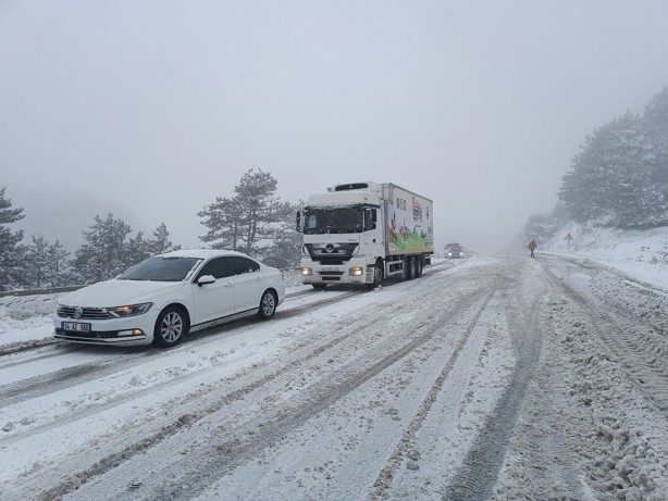 Foto - Her kış olduğu gibi Bolu'da onlarca araç yolda kaldı! İşte o görüntüler
