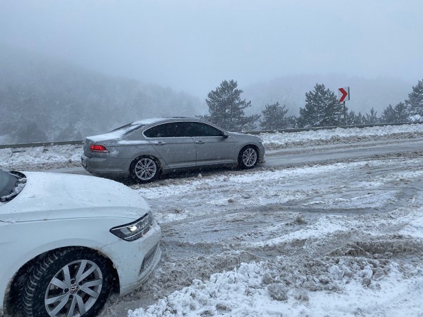 Foto - Her kış olduğu gibi Bolu'da onlarca araç yolda kaldı! İşte o görüntüler