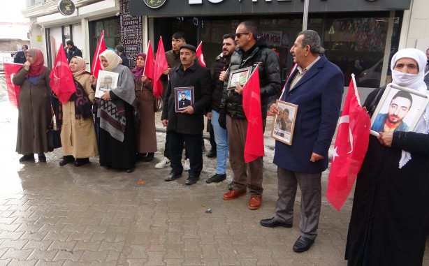 Her satırı dört dörtlük sözler! Evlat nöbetindeki anneden dem seçmenine ders
