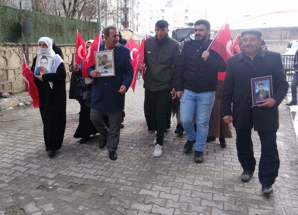 Foto - Her satırı dört dörtlük sözler! Evlat nöbetindeki anneden dem seçmenine ders
