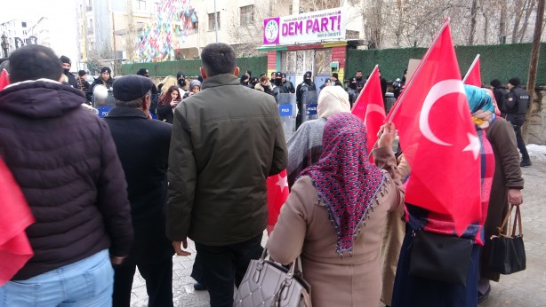 Foto - Her satırı dört dörtlük sözler! Evlat nöbetindeki anneden dem seçmenine ders