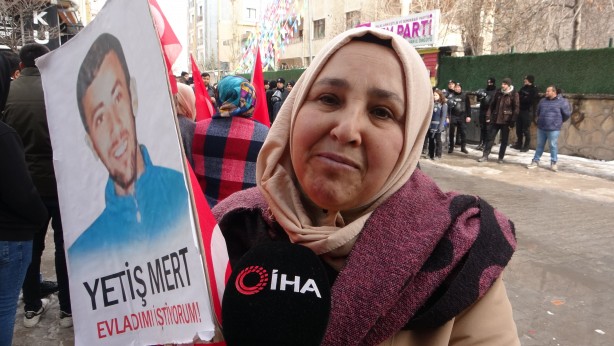 Foto - Her satırı dört dörtlük sözler! Evlat nöbetindeki anneden dem seçmenine ders