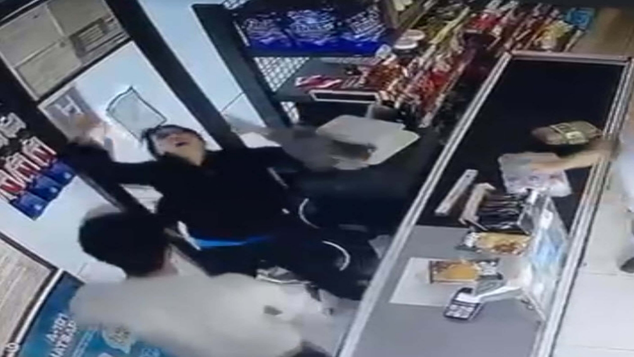 Foto - Her şey müşterilerin gözü önünde oldu! Zincir market kamerasına yansıyan görüntü infiale yol açtı