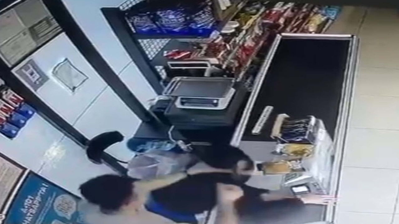 Foto - Her şey müşterilerin gözü önünde oldu! Zincir market kamerasına yansıyan görüntü infiale yol açtı