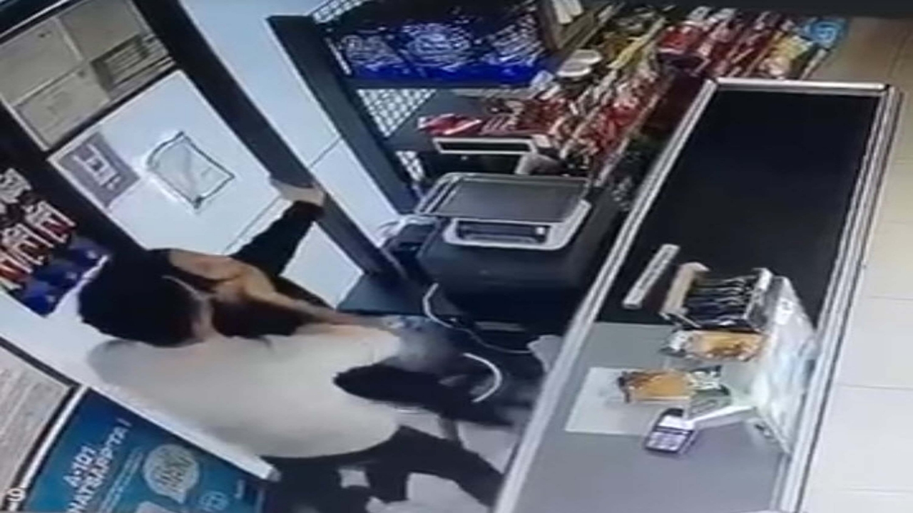 Foto - Her şey müşterilerin gözü önünde oldu! Zincir market kamerasına yansıyan görüntü infiale yol açtı