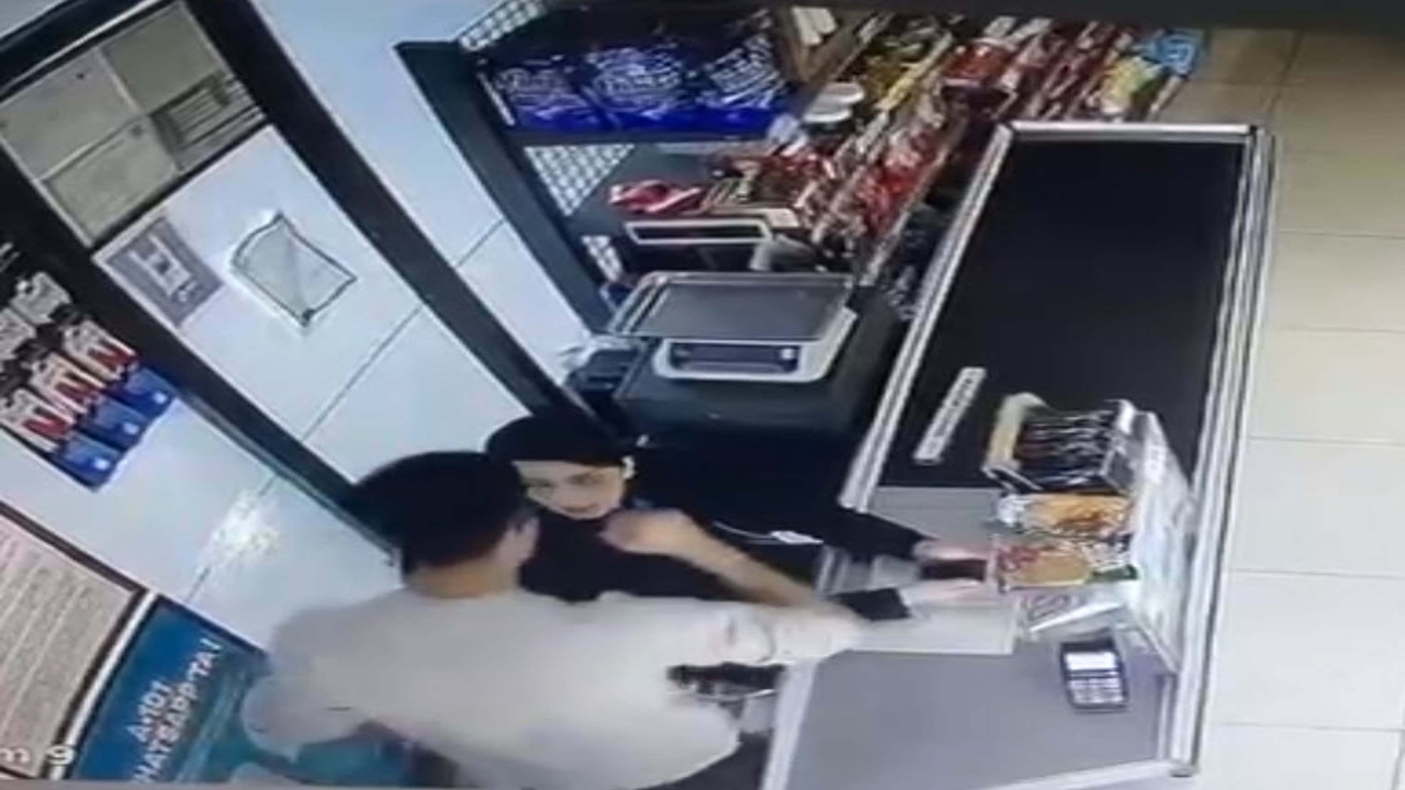 Foto - Her şey müşterilerin gözü önünde oldu! Zincir market kamerasına yansıyan görüntü infiale yol açtı