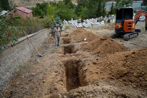 Foto - Her yaz sular altında kalıyordu! O mezarlık artık taşınıyor