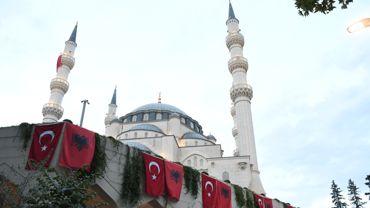 Foto - Her yer bayraklarla süslendi! Cumhurbaşkanı Erdoğan'ı bekliyorlar