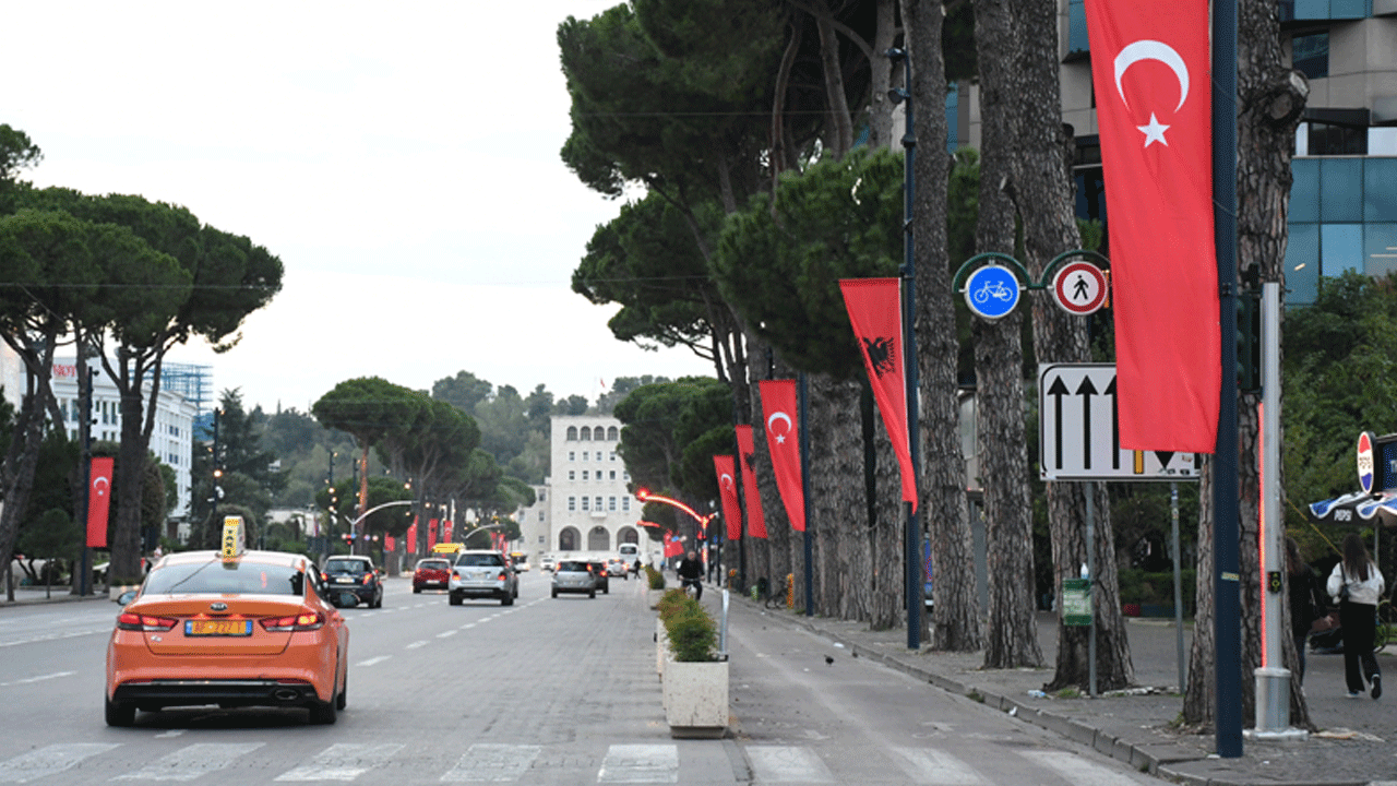 Foto - Her yer bayraklarla süslendi! Cumhurbaşkanı Erdoğan'ı bekliyorlar