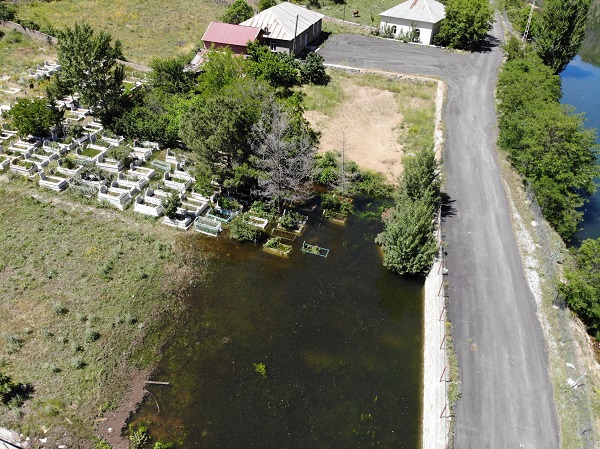 Foto - Her yıl aynı olay tekrarlanıyor! O ilde mezarlar sular altında kaldı
