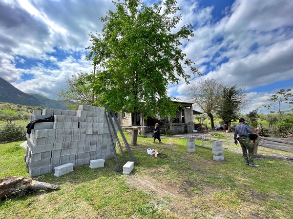 Foto - Her yıl bir ihtiyaç sahibi ailenin evini imece usulü inşa ediyorlar