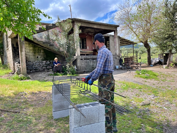 Foto - Her yıl bir ihtiyaç sahibi ailenin evini imece usulü inşa ediyorlar
