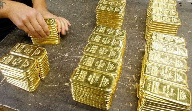 Foto - Herkes bu gizemli kişiyi konuşuyor! Külçe külçe altın dağıtmaya başladı, kapı önüne 50, 100 gram altın bırakıp kaçıyor