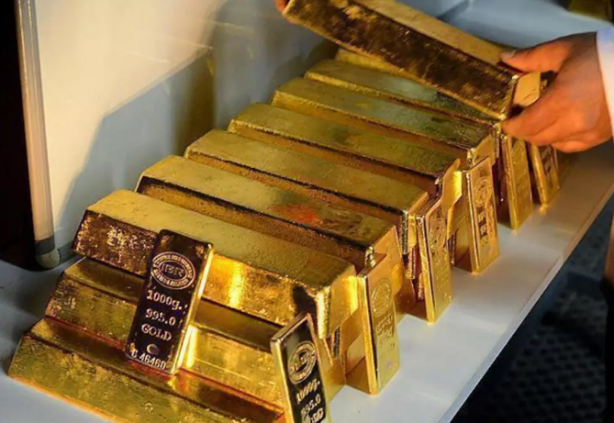 Foto - Herkes bu gizemli kişiyi konuşuyor! Külçe külçe altın dağıtmaya başladı, kapı önüne 50, 100 gram altın bırakıp kaçıyor