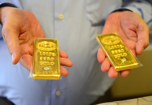 Foto - Herkes bu gizemli kişiyi konuşuyor! Külçe külçe altın dağıtmaya başladı, kapı önüne 50, 100 gram altın bırakıp kaçıyor