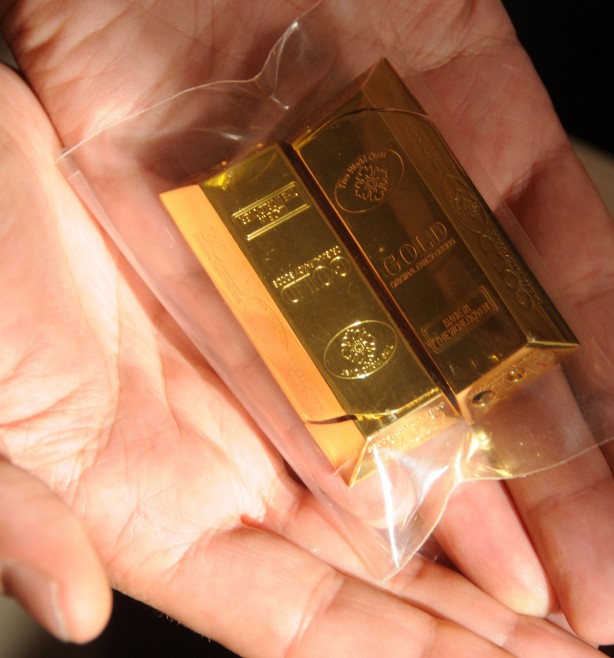 Herkes bu gizemli kişiyi konuşuyor! Külçe külçe altın dağıtmaya başladı, kapı önüne 50, 100 gram altın bırakıp kaçıyor