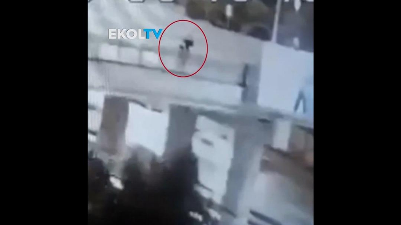 Foto - Herkes bu görüntüleri konuşuyor! İstanbul’da akılalmaz anlar! Köprüden yola böyle balıklama atladı, feci şekilde can verdi