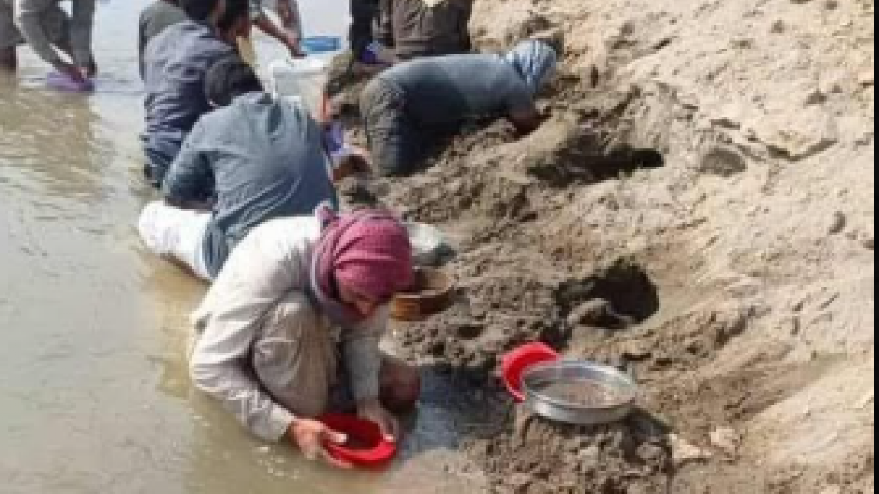 Foto - Herkes 'bu Kıyamet alameti' diyor: Fırat Nehri'nin çekilmesiyle altın bulundu
