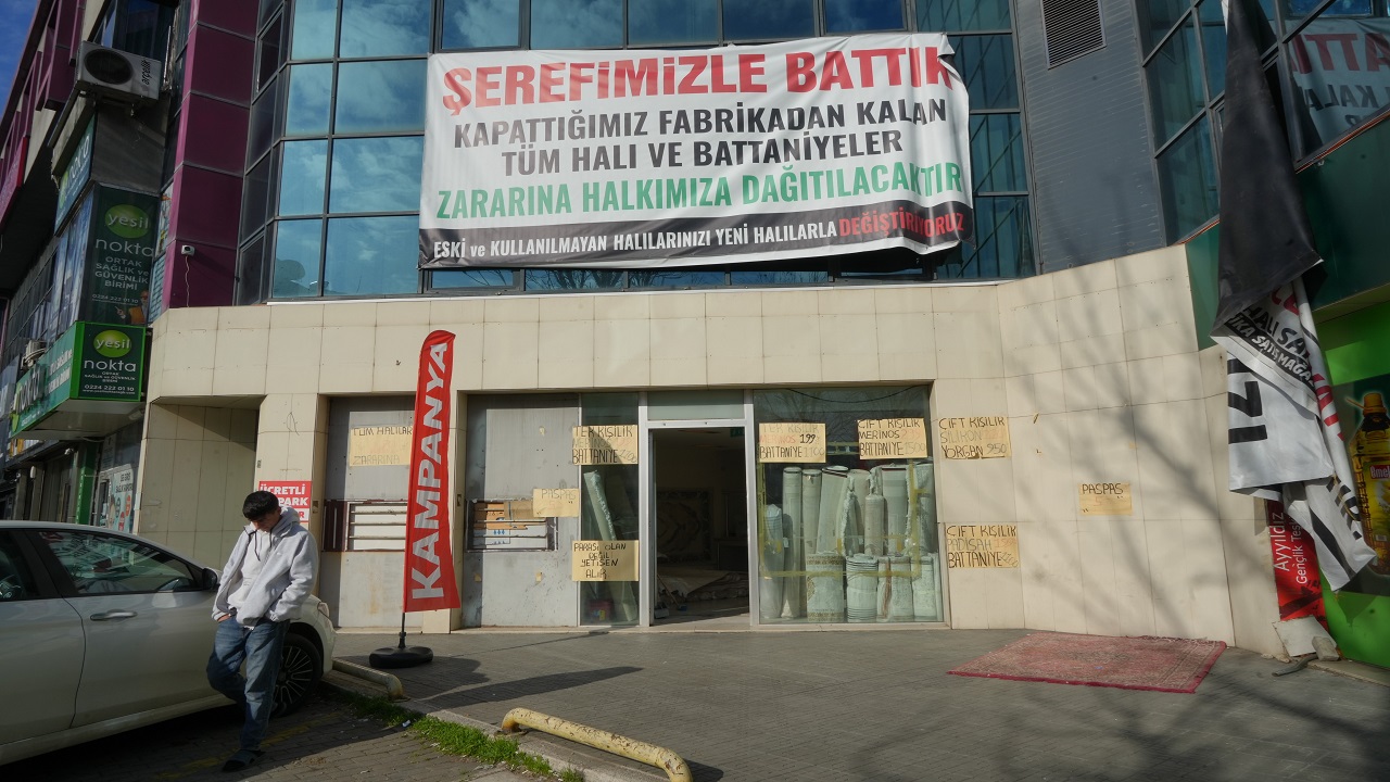 Herkes bu pankartı konuşuyor: Şerefimizle battık