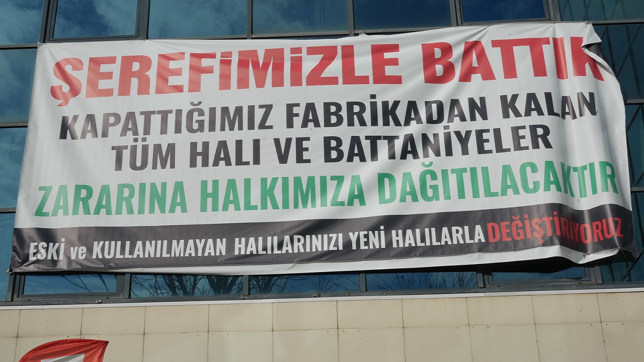 Foto - Herkes bu pankartı konuşuyor: Şerefimizle battık