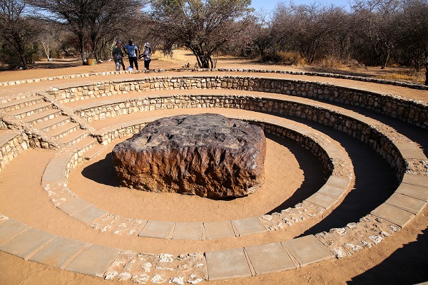 Foto - Herkes bu taşı görmeye gidiyor! Uzaydan dünyaya düştü tam 60 ton ağırlığında 