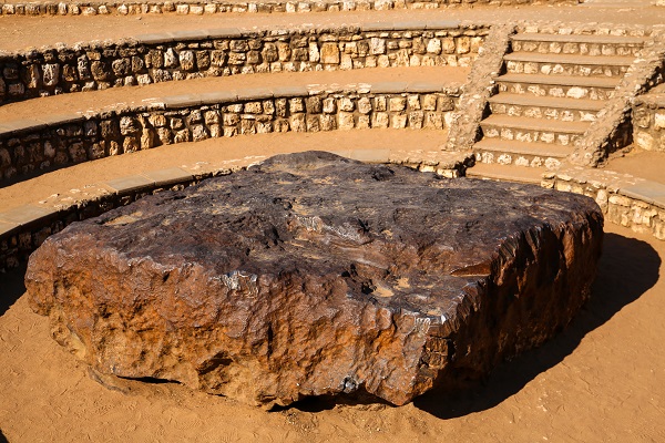 Foto - Herkes bu taşı görmeye gidiyor! Uzaydan dünyaya düştü tam 60 ton ağırlığında 