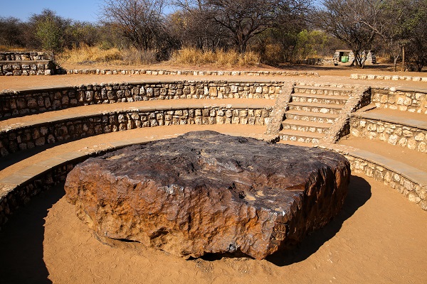 Foto - Herkes bu taşı görmeye gidiyor! Uzaydan dünyaya düştü tam 60 ton ağırlığında 