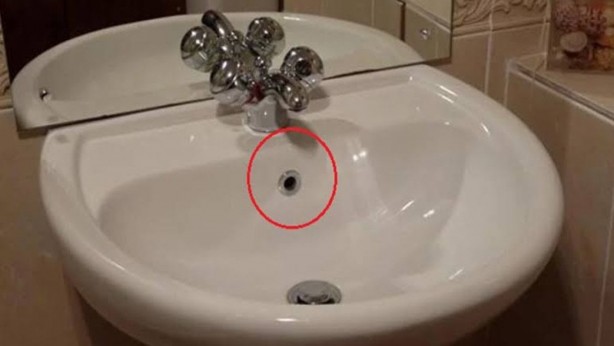 Herkes bunu merak ediyordu! Her lavaboda bulunan o deliklerin sırrı ortaya çıktı! Meğer günlük hayatımızın gizli kahramanıymış