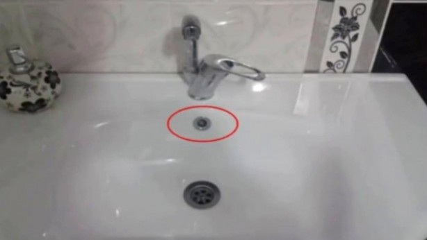 Foto - Herkes bunu merak ediyordu! Her lavaboda bulunan o deliklerin sırrı ortaya çıktı! Meğer günlük hayatımızın gizli kahramanıymış