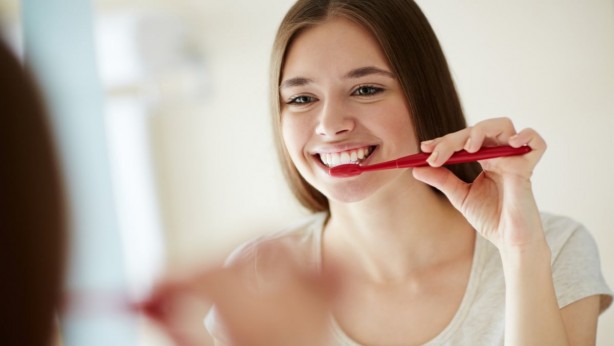 Foto - Herkes dişlerini beyazlatmak için kullanıyor! Ancak bedeli çok ağır! Hayır, diş macunu değil! Sakın böyle kullanmayın